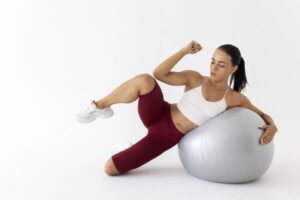 Mulher se exercitando com energia, demonstrando a motivação com exercícios para tonificar todo o corpo.